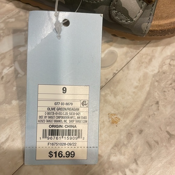 New with tag size 9 kids buckle sandals Cat & Jack green camo - Picture 4 of 4